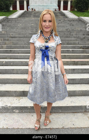 Monaco di Baviera, Germania. 5 Sep, 2014. dpa-esclusivo - Dirndl designer Ofelia Blaimer presenta uno dei suoi abiti dirndle progetta durante un servizio fotografico per il cosiddetto Dirndl Summit sui gradini della Baviera monumento a Monaco di Baviera, Germania, il 5 settembre 2014. Ogni anno, modelli e celebrità di prendere parte a un tiro di foto per presentare disegni freschi della tradizionale dirndl nelle RUP-fino al 'Oktoberfest beer festival in tutto il mondo il più grande festival folk che ha luogo dal 20 settembre al 5 ottobre 2014. Foto: Felix Hoerhager/dpa/Alamy Live News Foto Stock