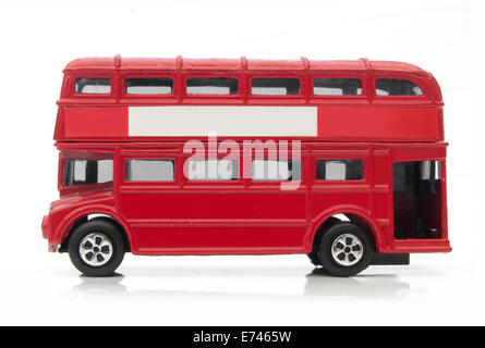 Red London double decker bus routemaster su uno sfondo bianco Foto Stock