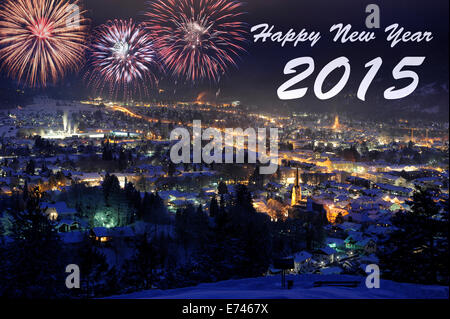 Fuochi d' artificio al nuovo anno 2015 sulla città di Garmisch in Baviera, Germania Foto Stock