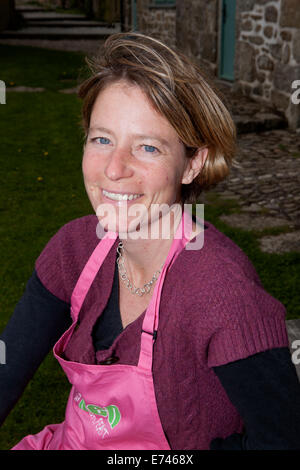 Caroline Davey di " Fat Hen', che insegna il cibo rovistando in Cornovaglia vicino al Lands End. Foto Stock