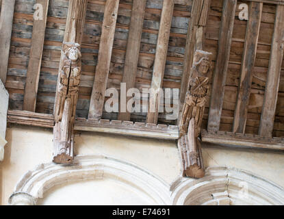 Figure scolpite nel xv secolo del tetto della chiesa di Santa Maria a ovest Walton, Norfolk, Inghilterra, Regno Unito Foto Stock