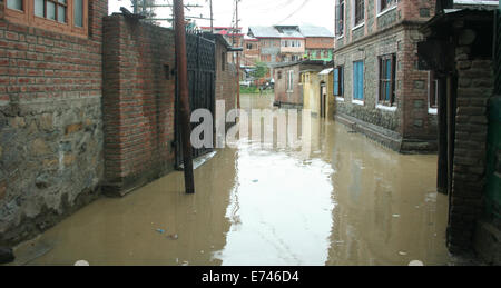 Srinagar, Indiano Kashmir amministrato6th sett, 2014: un uomo del Kashmir guardare dalla finestra della sua casa immersa in una zona allagata preaperd il pedaggio aumento a 100 nelle peggiori inondazioni nello stato in quasi sei decenni. Sette persone sono morte in due diversi incidenti di una casa di collassare a causa di frana provocata dalle forti piogge nel distretto di Udhampur e altri quattro corpi sono stati ritrovati nel distretto di Rajouri, un membro ufficiale del governo detto.(Sofi Suhail/Alamy Live News ) Foto Stock