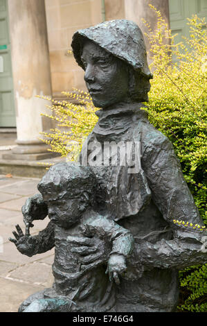 "Altri e bambino' da George Fullard, cappella superiore, Norfolk Street, Sheffield, Yorkshire, Inghilterra, Regno Unito. Foto Stock