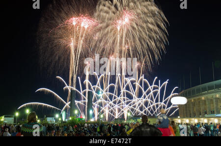 Fuochi d'artificio si spengono durante il Pyronale festival dei fuochi d'artificio sopra il Maifeld campo sportivo, vicino allo stadio Olimpico di Berlino in Germania il 5 settembre 2014. Il Pyronale è un annuale internazionale di fuochi d'artificio la concorrenza che ha luogo nel corso di un periodo di due giorni con sei squadre competono uno contro l'altro. Il pubblico e una giuria di determinare il vincitore. Foto: Soeren Stache/dpa Foto Stock