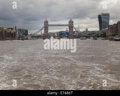 Il Tower Bridge e 20 fenchurch street e cuty hall vista dal fiume Tamigi sotto il cielo grigio con nuvole di tempesta Foto Stock