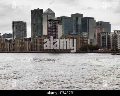 Docklands di Londra con canary wharf e canada torre vista dal fiume Tamigi Foto Stock