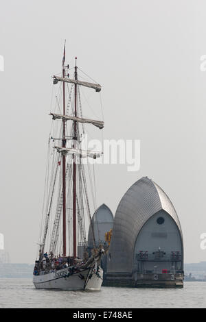 Londra, Regno Unito. Il 6 settembre 2014. Gaff schooner JR Tolkien al Thames Barrier. Tall navi a vela sul Fiume Tamigi nel secondo giorno del Royal Greenwich Tall Ships Festival 2014. Credito: Nick Savage/Alamy Live News Foto Stock