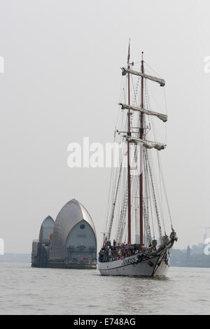 Londra, Regno Unito. Il 6 settembre 2014. Gaff schooner JR Tolkien al Thames Barrier. Tall navi a vela sul Fiume Tamigi nel secondo giorno del Royal Greenwich Tall Ships Festival 2014. Credito: Nick Savage/Alamy Live News Foto Stock