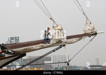 Londra, Regno Unito. Il 6 settembre 2014. Gaff schooner JR Tolkien sul Fiume Tamigi. Tall navi a vela sul Fiume Tamigi nel secondo giorno del Royal Greenwich Tall Ships Festival 2014. Credito: Nick Savage/Alamy Live News Foto Stock