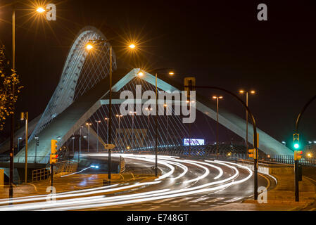 Una lunga esposizione del terzo millennio ponte cityscape di Zaragoza, Zaragoza, Aragona, Spagna Foto Stock