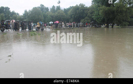 Srinagar, Indiano Kashmir amministrato6th sett, 2014: Kashmiris persone si radunano intorno al fiume sindh dopo il cloud burust hit in area kangan disst Ganderbal nessuna perdita di vita il pedaggio aumento a 100 nelle peggiori inondazioni nello stato in quasi sei decenni. Sette persone sono morte in due diversi incidenti di una casa di collassare a causa di frana provocata dalle forti piogge nel distretto di Udhampur e altri quattro corpi sono stati ritrovati nel distretto di Rajouri, un membro ufficiale del governo detto.(Sofi Suhail/Alamy Live News ) Foto Stock