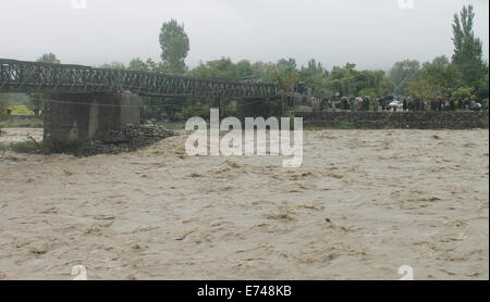 Srinagar, Indiano Kashmir amministrato6th sett, 2014: Kashmiris persone si radunano intorno al fiume sindh dopo il cloud burust hit in area kangan disst Ganderbal nessuna perdita di vita il pedaggio aumento a 100 nelle peggiori inondazioni nello stato in quasi sei decenni. Sette persone sono morte in due diversi incidenti di una casa di collassare a causa di frana provocata dalle forti piogge nel distretto di Udhampur e altri quattro corpi sono stati ritrovati nel distretto di Rajouri, un membro ufficiale del governo detto.(Sofi Suhail/Alamy Live News ) Foto Stock