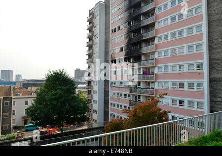 Bristol, Regno Unito. 6 Settembre, 2014. Una persona è morta in un grande incendio in un blocco di appartamenti in Carolina House di Colomba Street, Kingsdown, Bristol . Vigili del fuoco,polizia e paramedici hanno partecipato. Robert Timoney/AlamyLiveNews Foto Stock