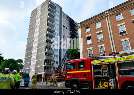 Bristol, Regno Unito. 6 Settembre, 2014. Una persona è morta in un grande incendio in un blocco di appartamenti in Carolina House di Colomba Street, Kingsdown, Bristol . Vigili del fuoco,polizia e paramedici hanno partecipato. Robert Timoney/AlamyLiveNews Foto Stock