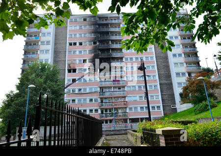 Bristol, Regno Unito. 6 Settembre, 2014. Una persona è morta in un grande incendio in un blocco di appartamenti in Carolina House di Colomba Street, Kingsdown, Bristol . Vigili del fuoco,polizia e paramedici hanno partecipato. Robert Timoney/AlamyLiveNews Foto Stock