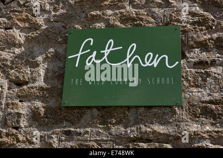 Caroline Davey di " Fat Hen', che insegna il cibo rovistando in Cornovaglia vicino al Lands End. Foto Stock