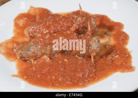 Involtini di carne di manzo con salsa di pomodoro e parmigiano Foto Stock