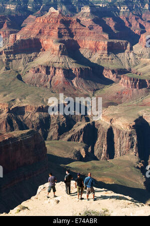 Gli uomini in piedi sul bordo della roccia a strapiombo affacciato sul Grand Canyon. Foto Stock