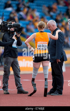 Marlou VAN RHIJN intervistato da Phil Jones della BBC, Donne 100m T43-44, 2014 IPC Birmingham Grand Prix, Alexander Stadium Regno Unito Foto Stock