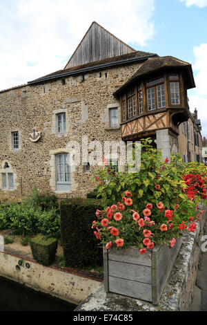 Antica casa che guarda le Loir su Rue de la Greve, Bonneval, Eure et Loir, centro, Francia Foto Stock