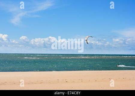 Il kitesurfing. Kitesurfisti Cavalca le onde a velocità elevata Foto Stock