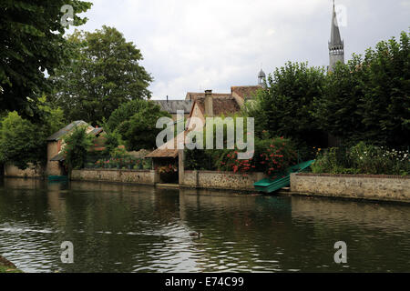 Fiume Loir da Rue des fosses Santi Jacques, fiume Loir, Bonneval, Eure et Loir, centro, Francia Foto Stock