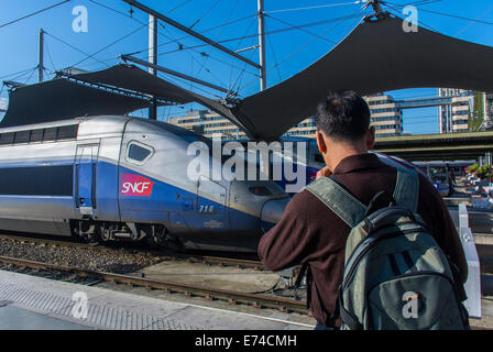 Parigi, Francia, turista, uomo da dietro, scattare foto con i treni Bullet TGV all'interno della stazione ferroviaria Gare de Lyon, ile de france Foto Stock