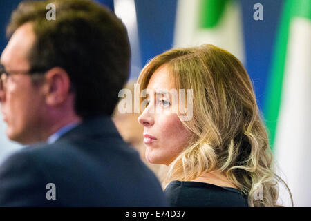 Il ministro delle riforme costituzionali e le relazioni con il Parlamento europeo Maria Elena Boschi parla alla Festa Democratica a Torino. Foto Stock