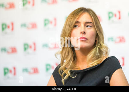 Il ministro delle riforme costituzionali e le relazioni con il Parlamento europeo Maria Elena Boschi parla alla Festa Democratica a Torino. Foto Stock