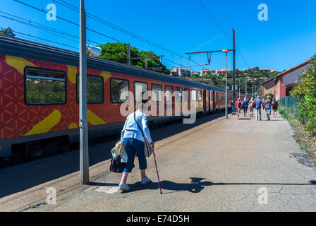Callioure, Francia, turisti che scendono dal treno, banchina della stazione, sud della Francia, piattaforma ferroviaria sncf, ferrovia Perpignan francia rurale, donna che cammina da dietro Foto Stock