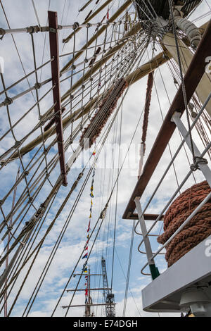 Il polacco Tall Ship Dar Mlodziezy a Falmouth TALL SHIPS REGATTA 2014 - solo uso editoriale Foto Stock