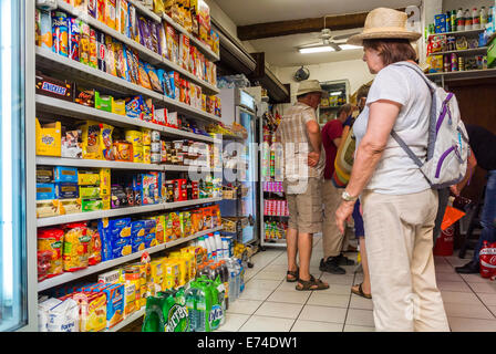 Collioure, Francia, donna che sceglie in generi alimentari, turisti che acquistano prodotti al supermercato locale nel villaggio di Seaside vicino a Perpignan, nel sud della Francia, cibo confezionato Foto Stock