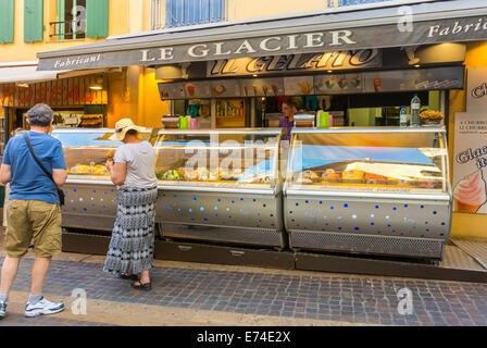 Collioure, Francia, Senior Couple, turisti acquistare gelato al negozio 'le Glacier' Sign in Seaside Village vicino a Perpignan, Francia meridionale Foto Stock