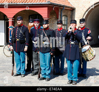 Copenhagen, Danimarca. 6 Settembre, 2014. Open House nella celebrazione del quattrocentesimo anniversario dell'armata danese. Un grande numero di attuali ed ex personale di servizio, veterani, famiglie, curiosi di danesi e turisti visitano il pratico e completo sulle mostre, spettacoli e attività a Kastellet (Cittadella) e il vicino parco di Churchill. Un gruppo di soldati in uniformi del XIX secolo tra cui un bugler e un batterista di eseguire e marciando in una metà del XIX secolo modo. Credito: Niels Quist/Alamy Live News Foto Stock