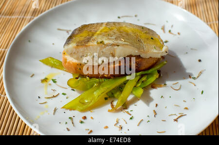 Tipico spagnolo pincho baccalà con i peperoni verdi. Foto Stock