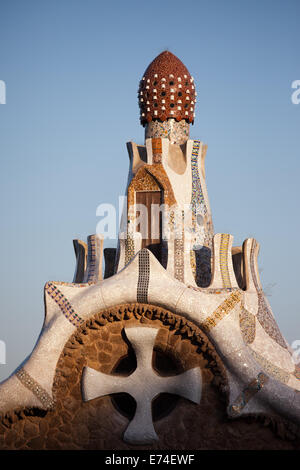 Parte superiore della casa del guarda di Antoni Gaudi nel parco Guell di Barcellona, in Catalogna, Spagna. Foto Stock