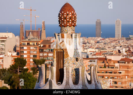 Parte superiore della Casa del Guarda di Antoni Gaudi nel parco Guell contro lo skyline di Barcellona in Catalogna, Spagna. Foto Stock