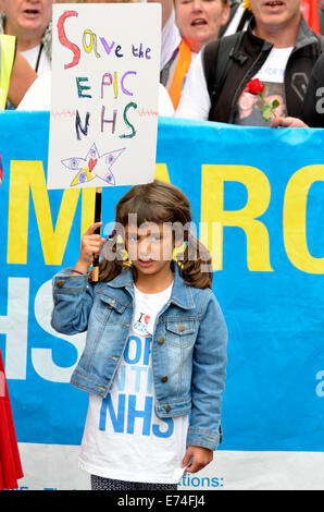 Londra, Regno Unito. 6 Settembre, 2014. Marzo per il NHS. Dimostranti da Jarrow arrivano a Londra per un rally in Trafalgar Square contro la privatizzazione del Servizio Sanitario Nazionale Credito: PjrNews/Alamy Live News Foto Stock