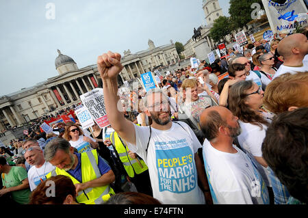 Londra, Regno Unito. 6 Sep, 2014. Migliaia di persone riunite nell ultimo giorno del tratto finale di 300 miglia di marzo che ha cominciato a Jarrow, Regno Unito nel mese di agosto 2014. Oggi ''i popoli marzo'' si è conclusa a Trafalgar Square dove si chiedeva la fine per il proseguimento del governo schema di privatizzazione del Servizio Sanitario Nazionale Credito: Gail Orenstein/ZUMA filo/Alamy Live News Foto Stock