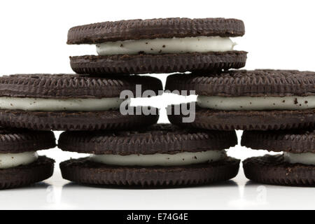 Biscotti al cioccolato con ripieno di panna su sfondo bianco. Foto Stock