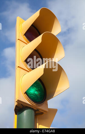 Giallo semaforo verde mostra consentito di segnale Foto Stock