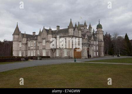 Il Castello di Balmoral, Royal Deeside, Scozia, visto da sud-ovest Foto Stock