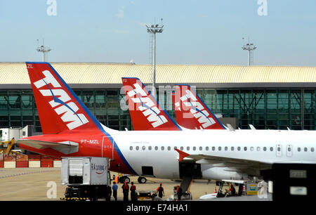 Tam Airbus A 320 nell'aeroporto Internazionale di Brasilia in Brasile Foto Stock