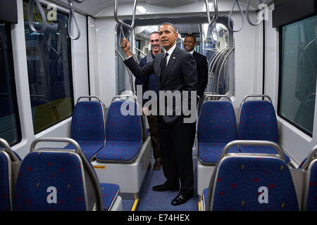 Il presidente Barack Obama e il trasporto Segretario Antonio Foxx tour della parte interna di una nuova ferrovia leggera auto presso la Metro Transit Foto Stock