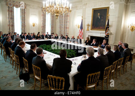 Il presidente Barack Obama e il Vice Presidente Joe Biden si incontrano con i CEO e altri leader per discutere le pratiche per l'assunzione di lungo-te Foto Stock