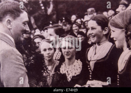 Germania. 6 Sep, 2014. CIRCA 1942: Adolf Hitler parlando di giovani ragazze durante una riunione con i suoi sostenitori. Riproduzione di foto antiche. © Igor Golovniov/ZUMA filo/Alamy Live News Foto Stock