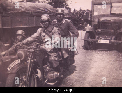 Germania. 6 Sep, 2014. CIRCA 1942: i soldati tedeschi in sella a una motocicletta con sidecar, il Fronte orientale. Riproduzione di foto antiche. © Igor Golovniov/ZUMA filo/Alamy Live News Foto Stock