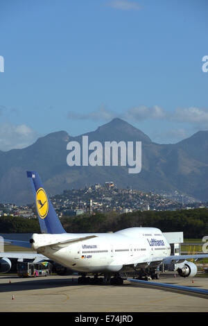 Boeing 747 di compagnie aeree Lufthansa su asfalto di GIG dall'aeroporto internazionale di Rio de Janeiro in Brasile Foto Stock