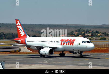 Un Airbus 320 della compagnia Tam nell'aeroporto Internazionale di Brasilia in Brasile Foto Stock