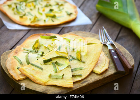 Vegetariano francese Tarte Flambee in sottile di pasta di pane con una crema di porri e topping Foto Stock